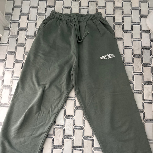 Daily Drills logo Varsity joggers  in XS/S DDgreen - Picture 1 of 5